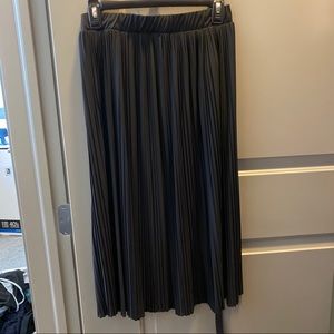 NWOT small H&M Black Pleated Midi Skirt